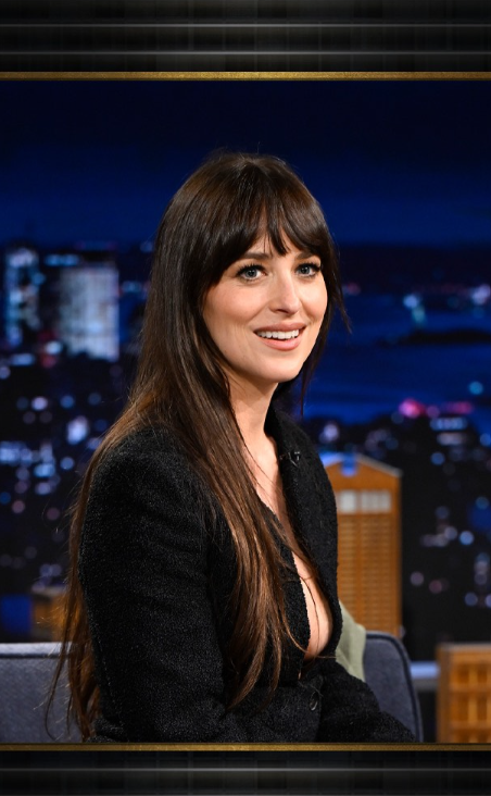 Dakota Johnson enviou 3 quilos de cocó de gorila a um homem. Saiba o que levou a atriz a fazer isto