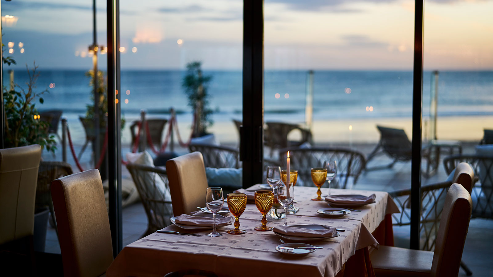 5 restaurantes à beira-mar para aproveitar o calor