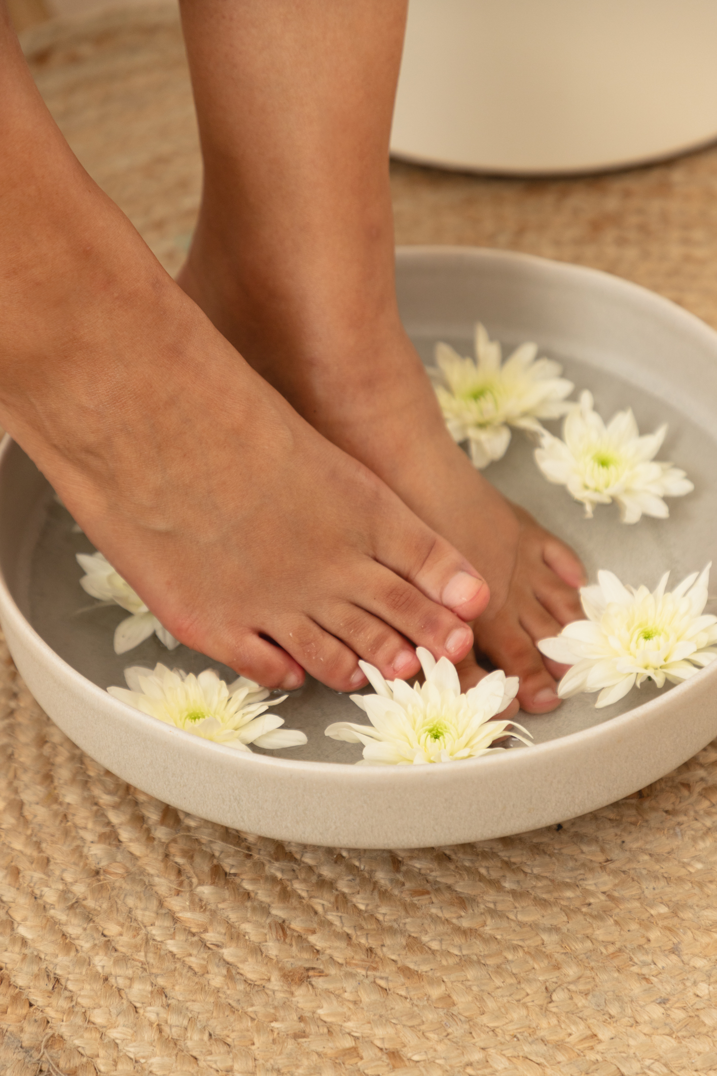 Com o verão aí à porta, comece já a cuidar dos seus pés. Temos 3 produtos perfeitos para os exibir nas sandálias