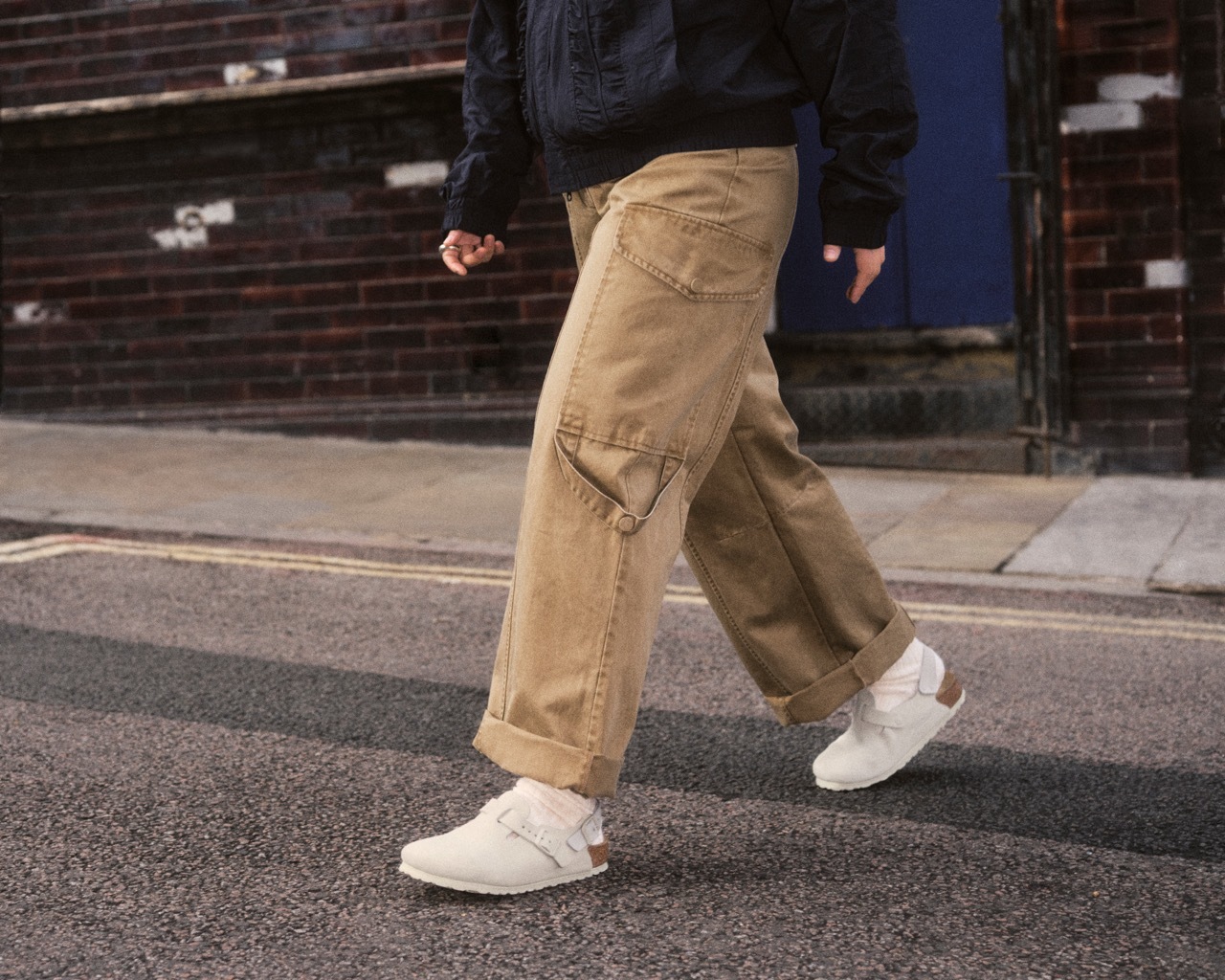 Discreta, mas estilosa. Tem mesmo de ver a nova cor deste modelo cobiçado (e tendência) da Birkenstock