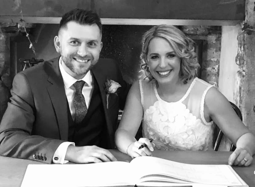 Jornalista da BBC morreu após tomar vacina contra a COVID-19. Marido vai processar farmacêutica