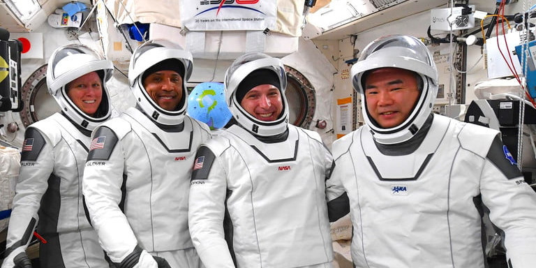 Depois de 167 dias na Estação Espacial os astronautas da Crew-1 da SpaceX já regressaram à Terra. Veja as imagens e vídeo