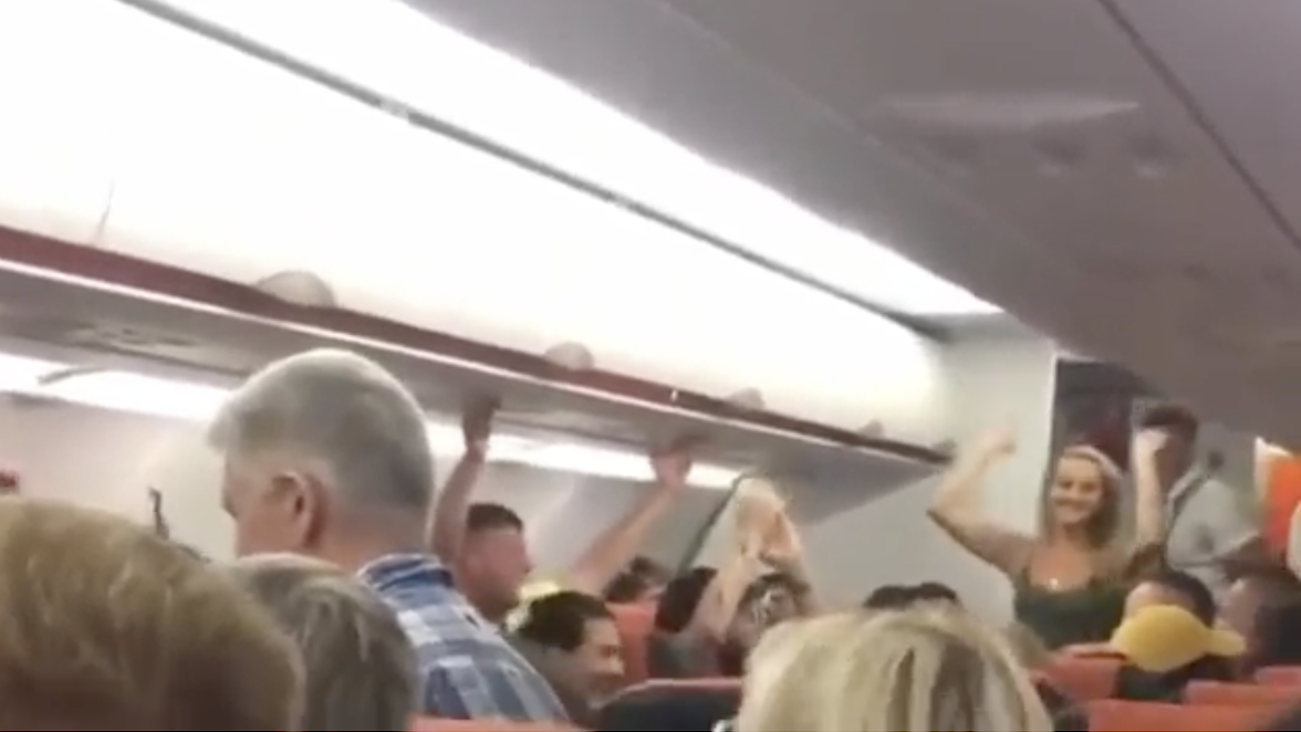 Casal aplaudido pelos passageiros depois de ser apanhado a fazer sexo no WC do avião. Veja o vídeo