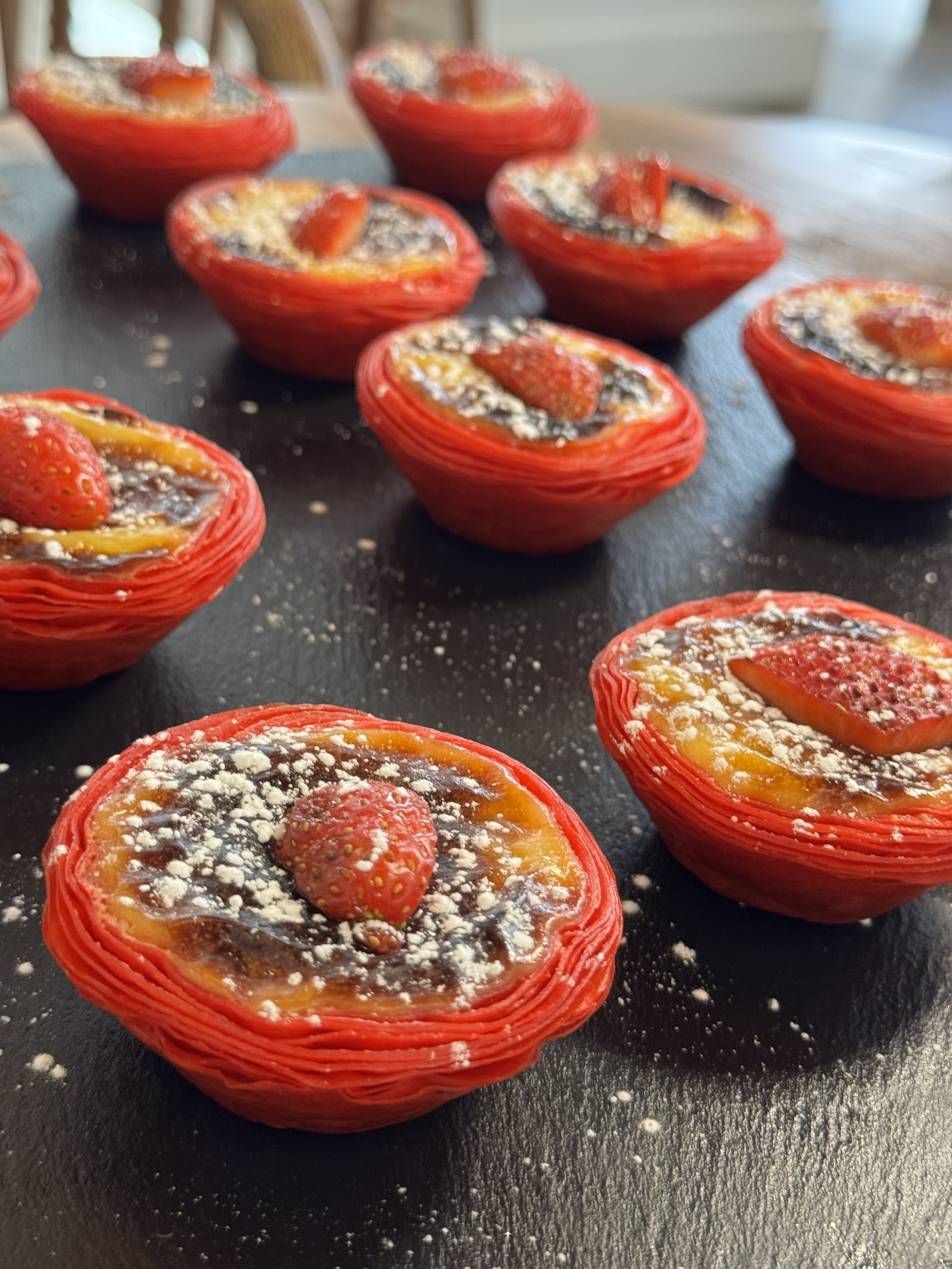 Até o elenco dos “Morangos com Açúcar” se rendeu a estes pastéis de nata vermelhos. Saiba onde os encontrar