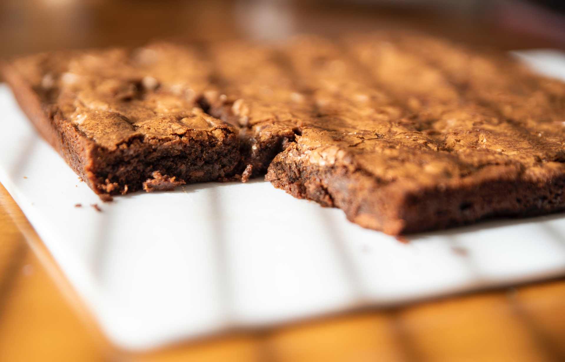 Estes brownies têm 5 ingredientes e são a companhia perfeita para este domingo confinado