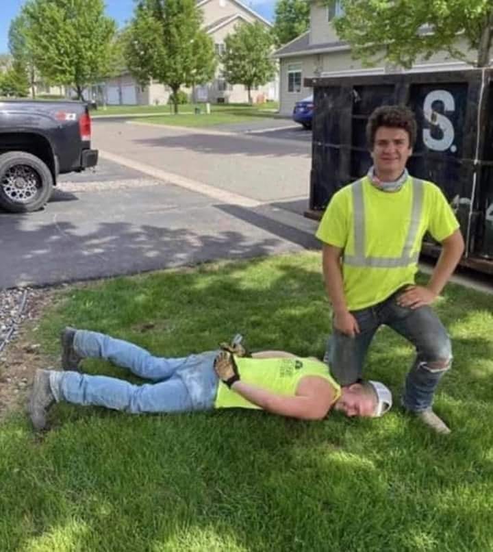 Miúdos lançam o #GeorgeFloydChallenge nas redes sociais e fotografam-se com o joelho no pescoço de amigos