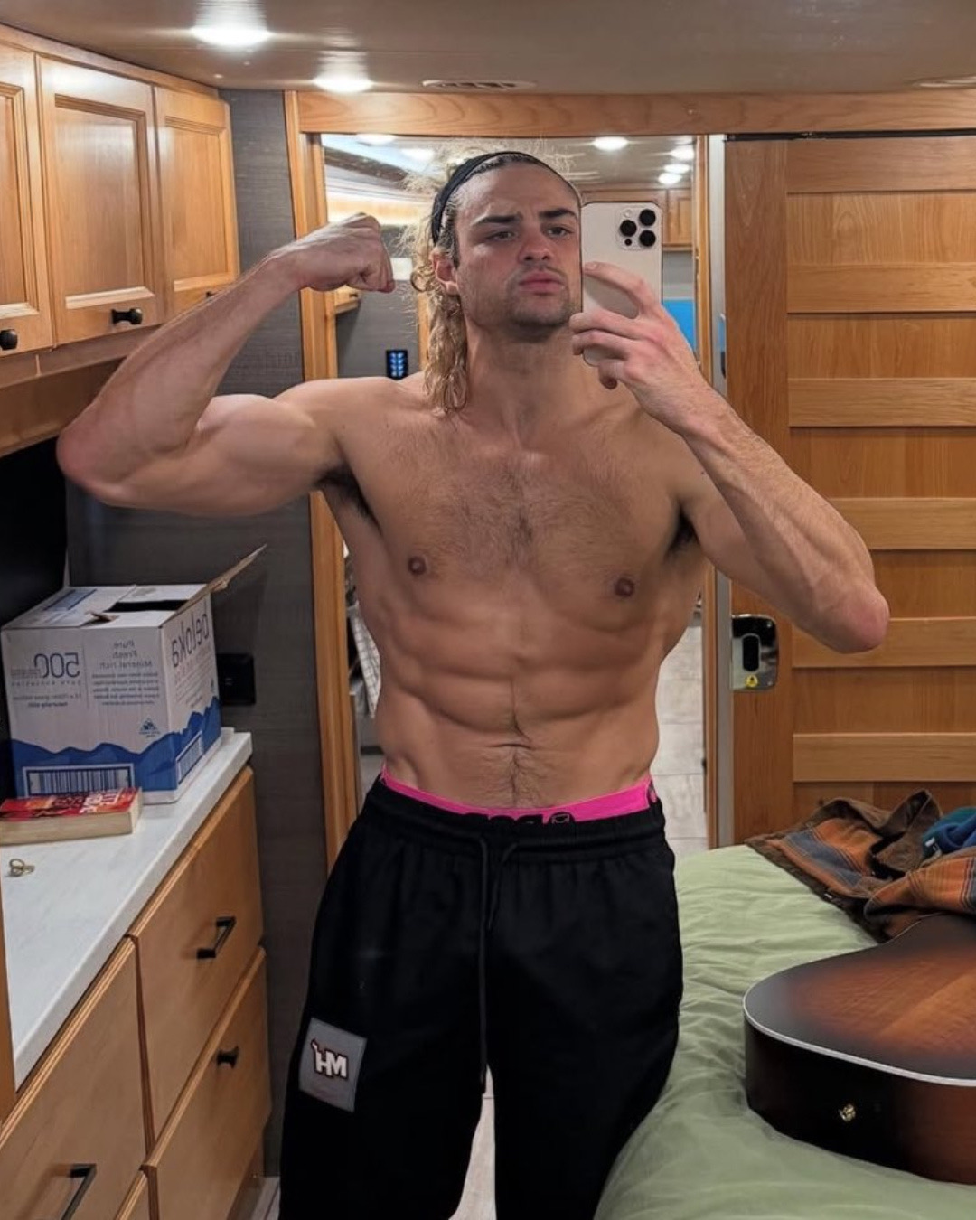 Mais musculado e de cabelo comprido, Noah Centineo arranca suspiros. Veja a transformação inacreditável