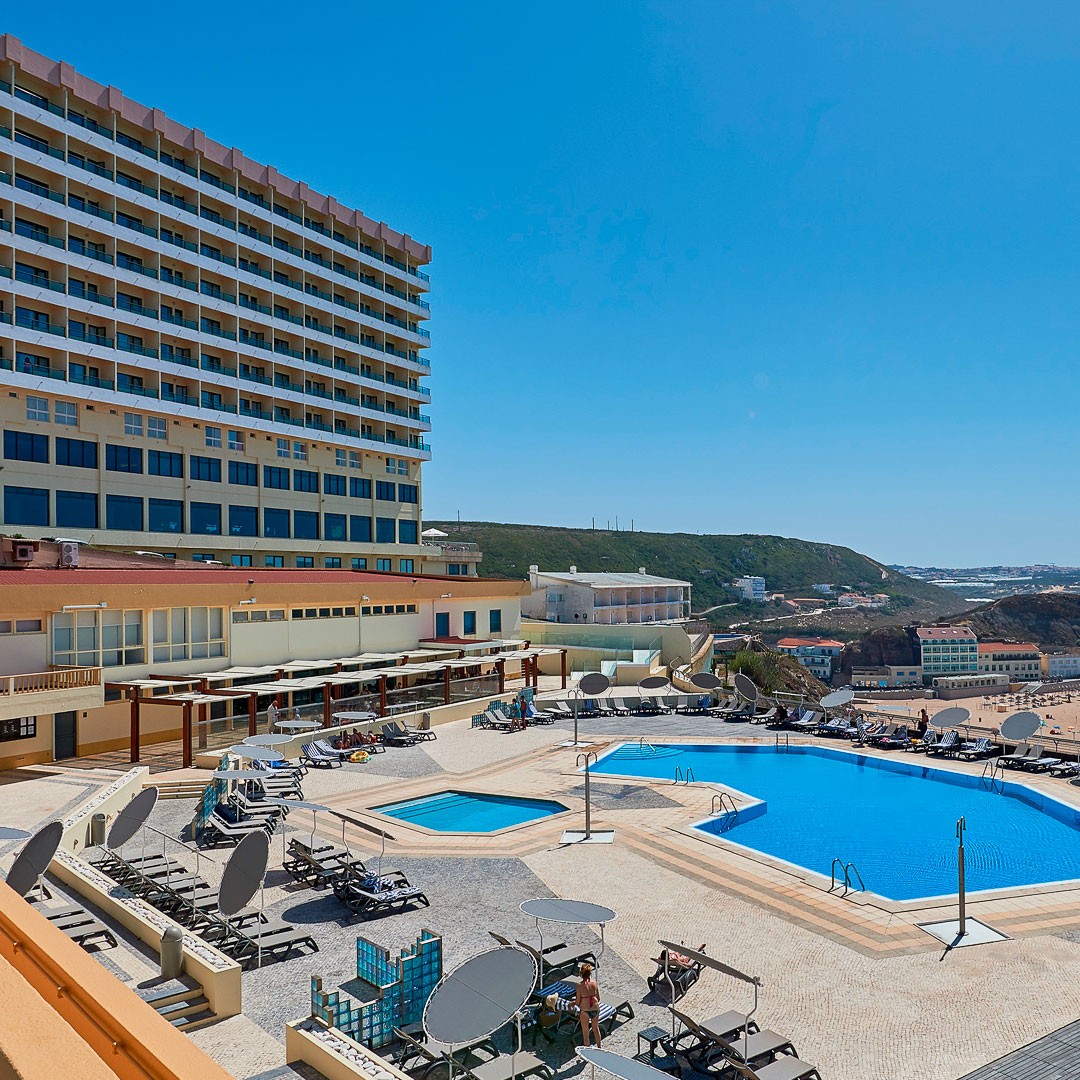 Este hotel em cima da praia fica a uma hora de Lisboa, tem 2 piscinas e um parque aventura (e está com descontos)