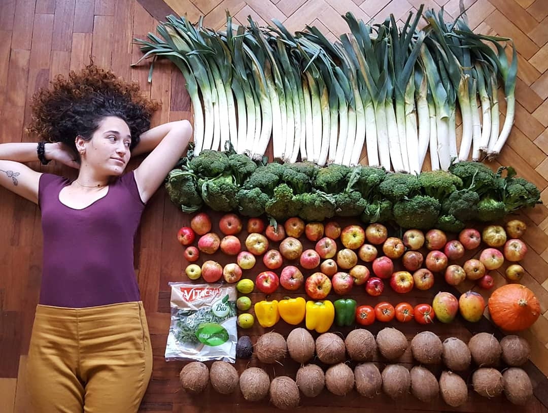 Anna tirou esta comida toda do lixo — estava “estragada”