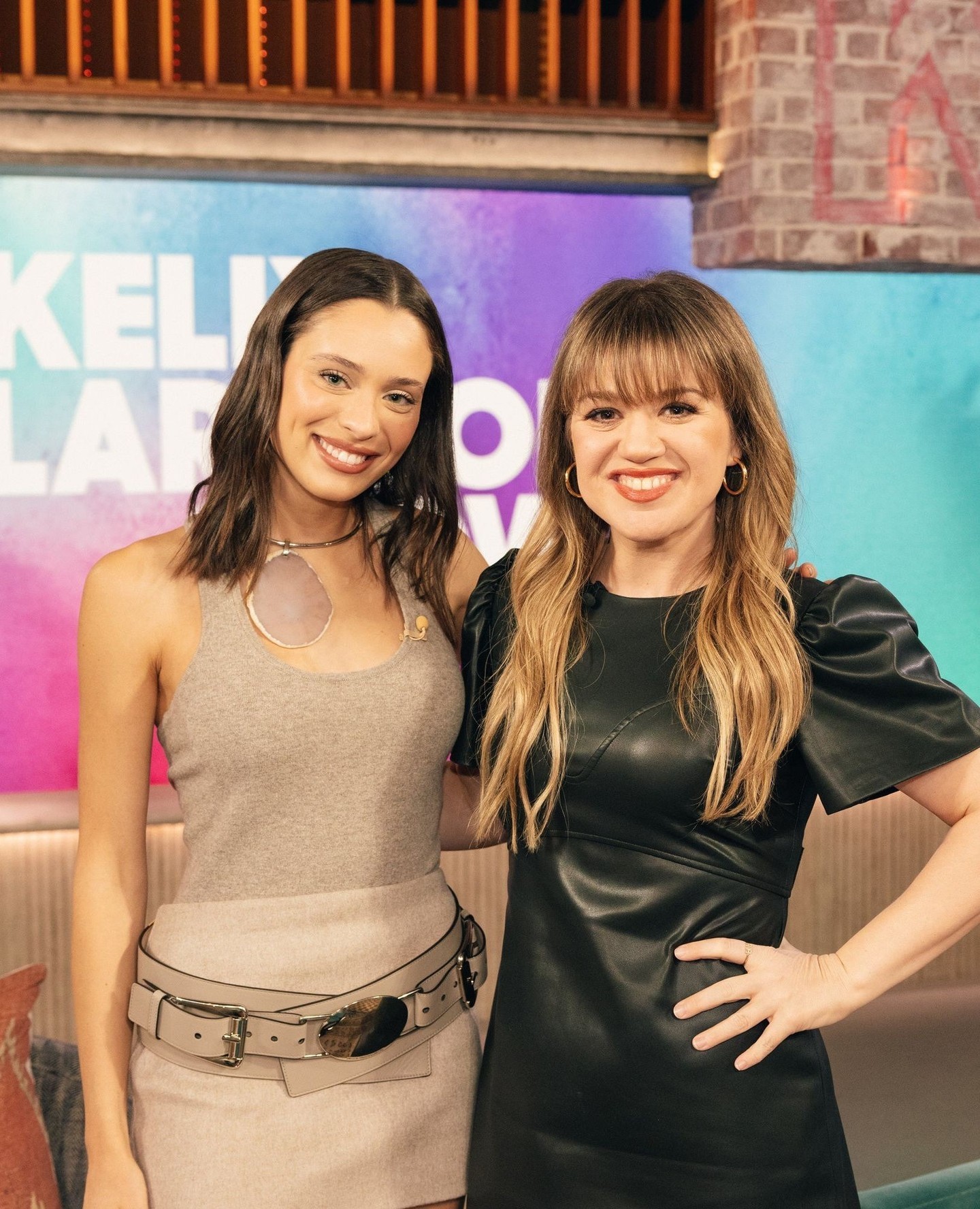 Daniela Melchior brilha em programa de Kelly Clarkson (e levou consigo um doce típico português)