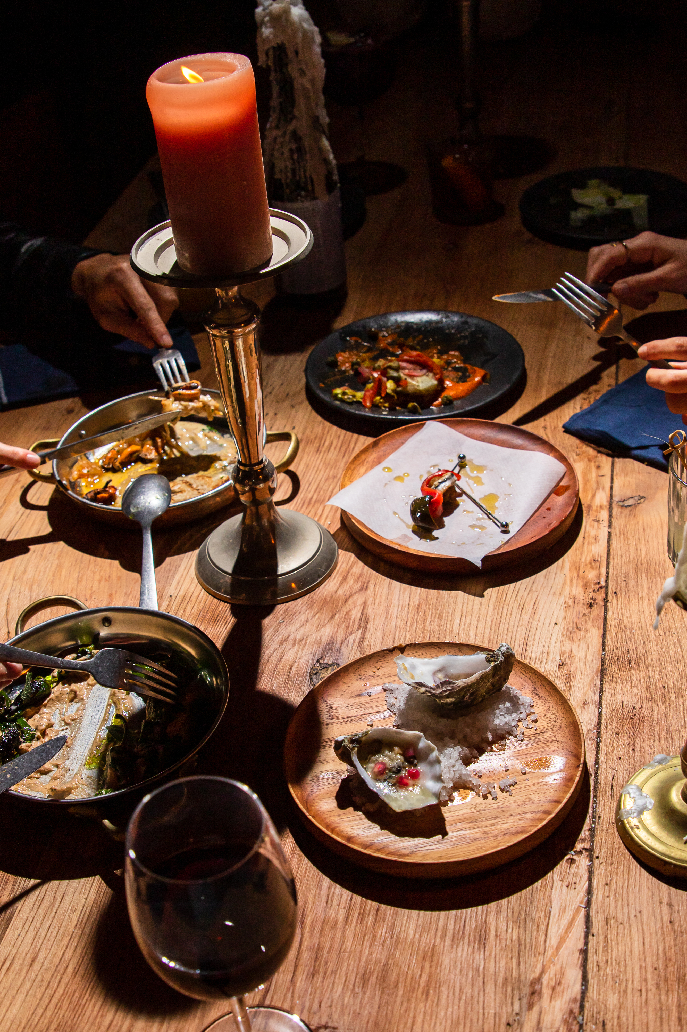 Cosmo. Este restaurante acabadinho de abrir junta boa comida, cozinha de fogo e jantares à luz das velas