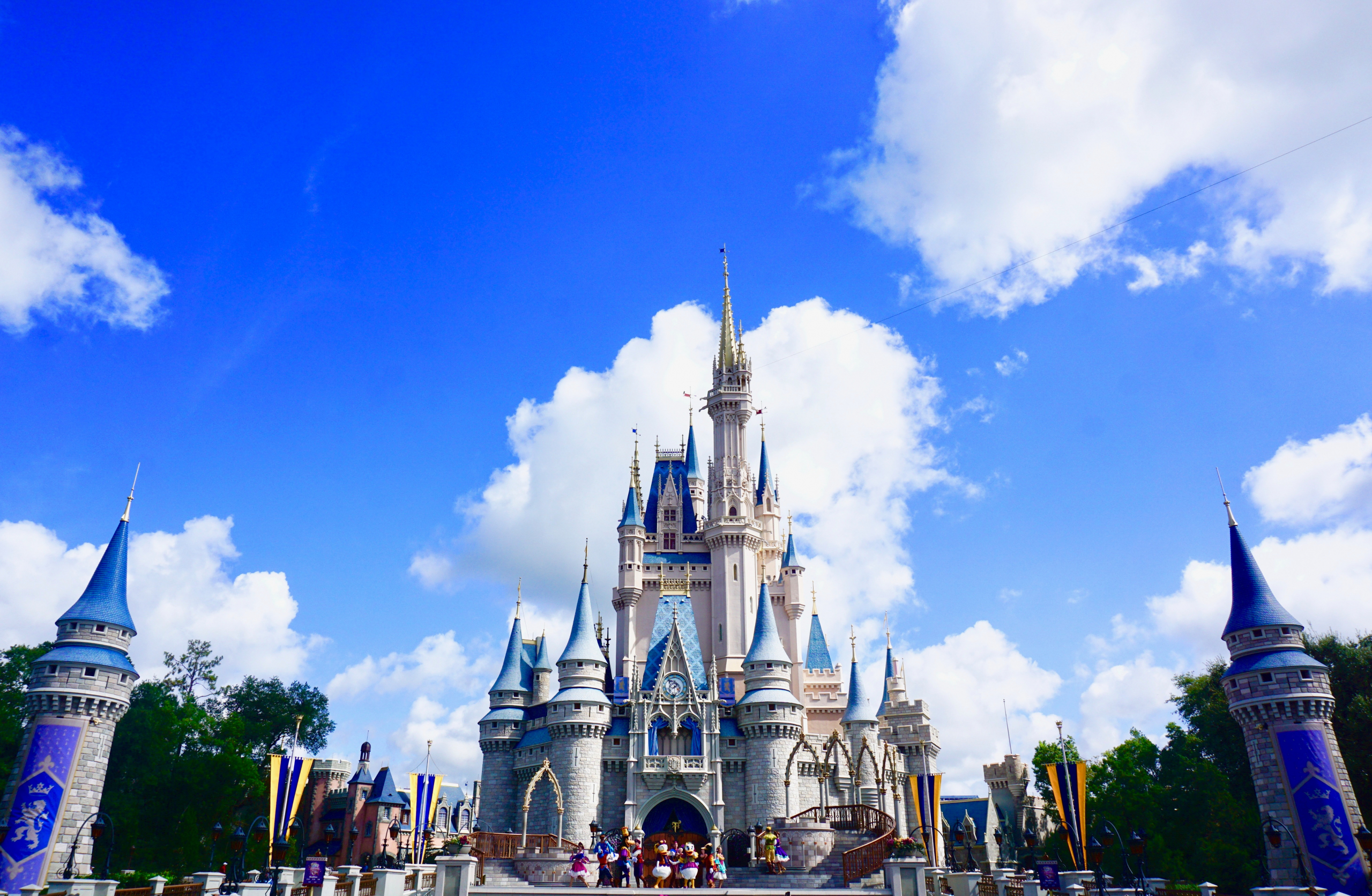 Esta empresa paga-lhe mil euros por semana para testar parques de diversões nos EUA