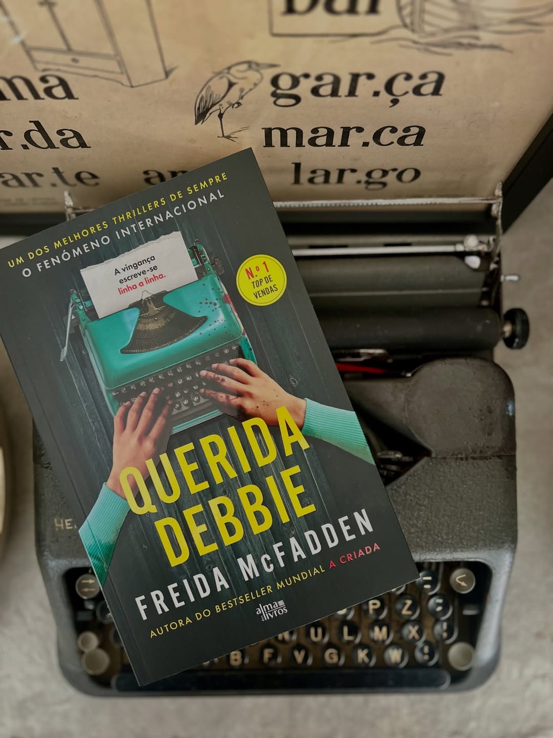 Freida McFadden está de volta com o inesperado “Querida Debbie” (e não esquece a vingança)