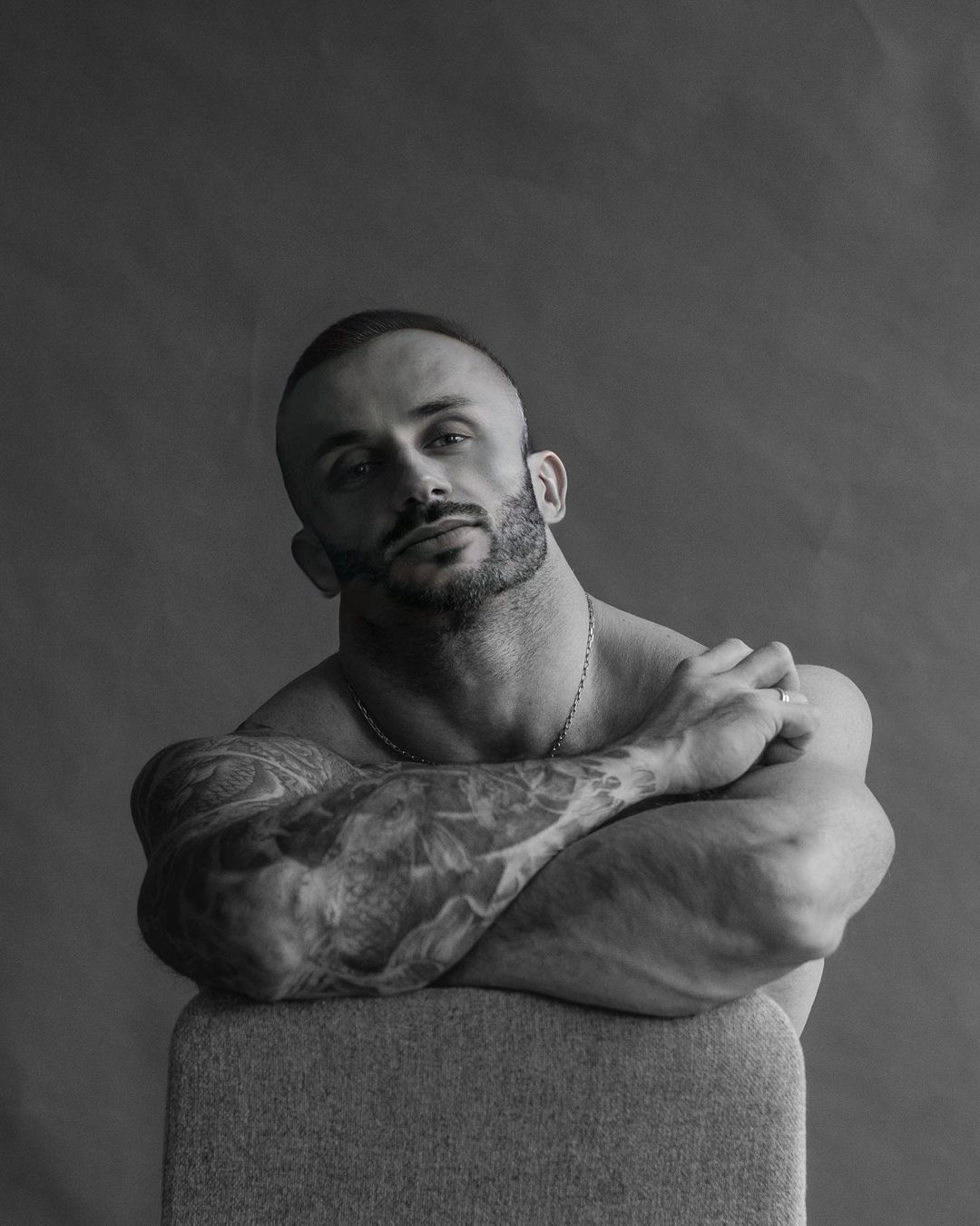 Influenciador digital de 33 anos que negava a existência de COVID-19 morreu da doença