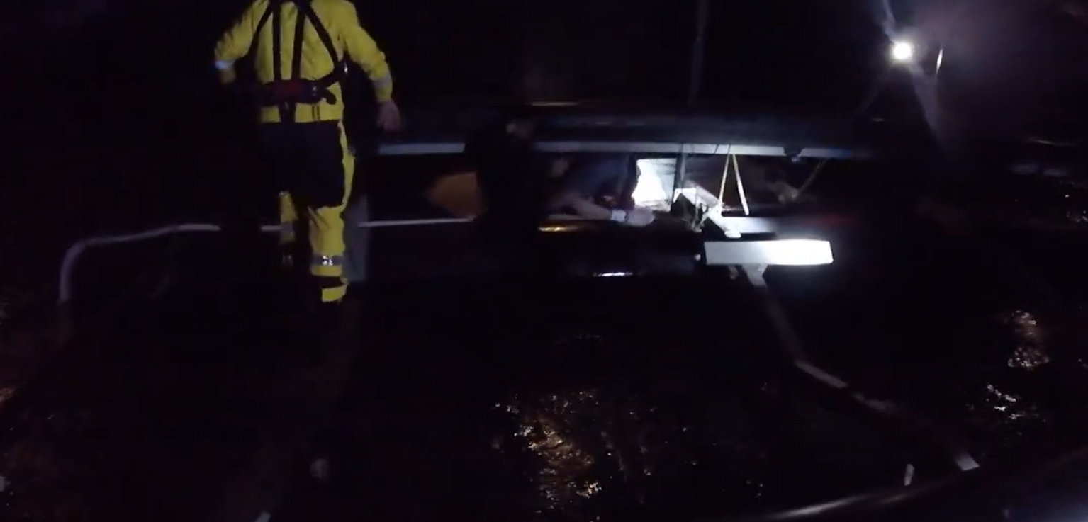 Estrela da rádio saltou para o rio para salvar cão e teve de ser resgatada. Veja o vídeo