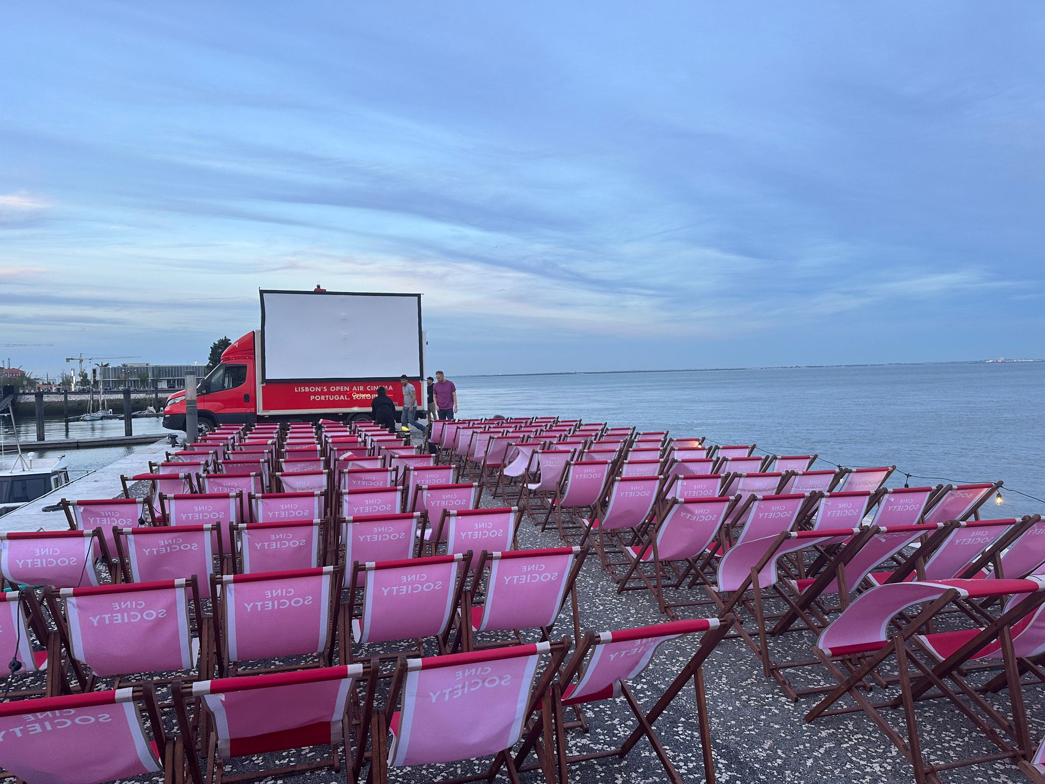 Doca da Marinha transforma-se em cinema ao ar livre. Saiba o que pode ver neste grande ecrã com vista para o rio