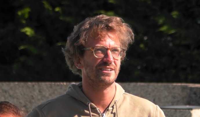 Crónica. Como é para um estranho viver com a pressão de ter de ser mais um normal