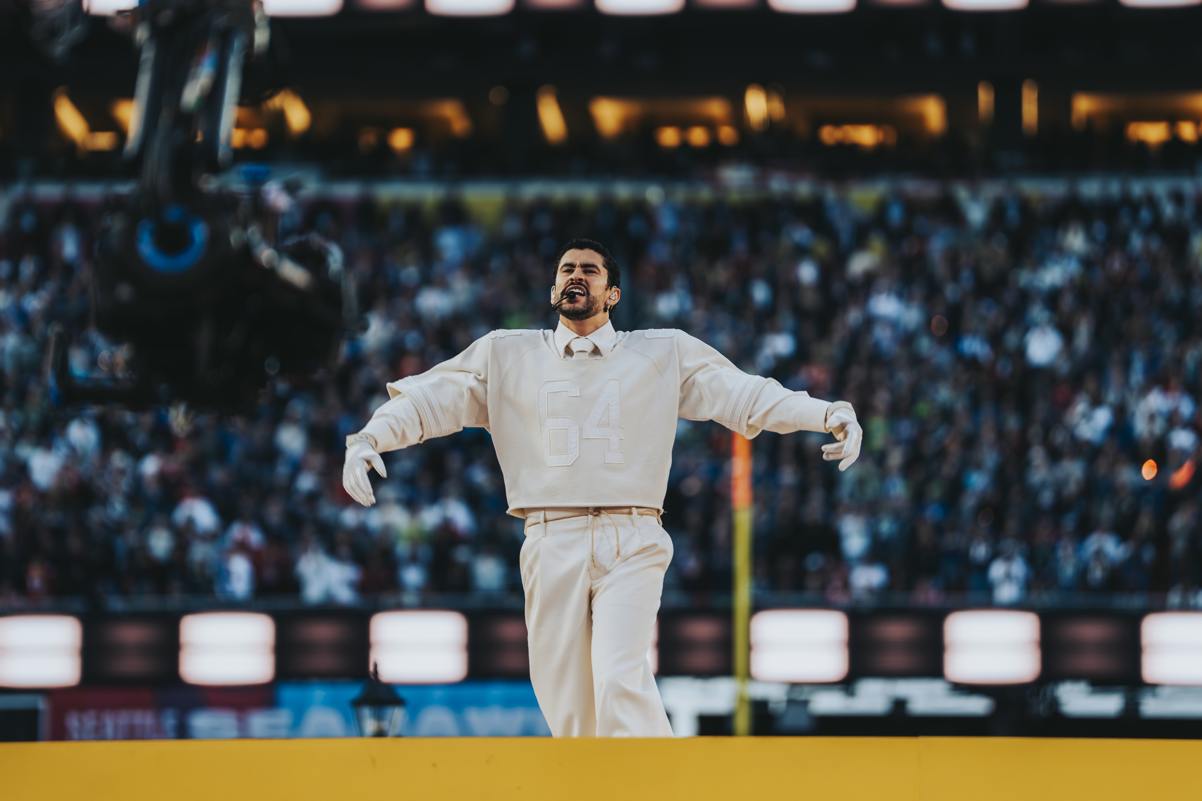 O look de Bad Bunny no Super Bowl é da Zara. Saiba tudo sobre o visual do cantor porto-riquenho