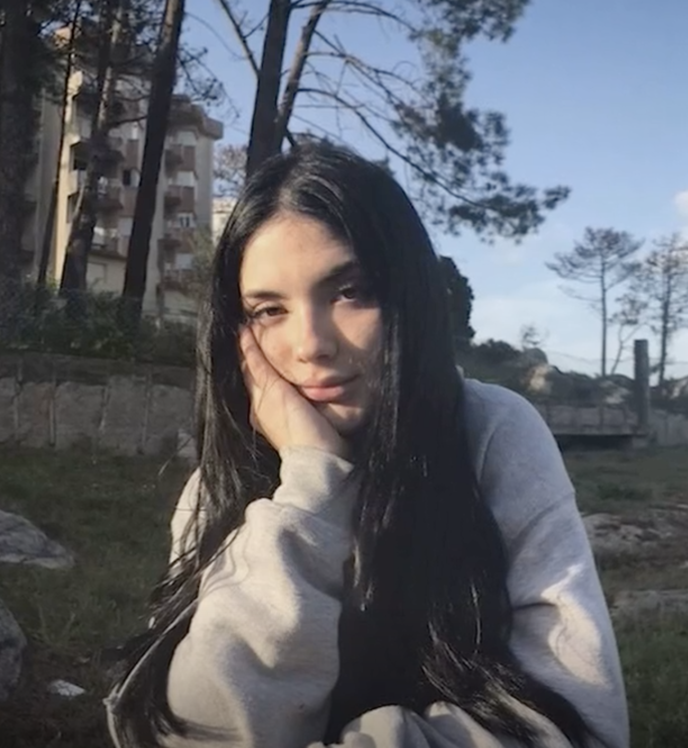 Portuguesa de 21 anos morreu após queda misteriosa de um 6.ª andar em discoteca de Atenas. Caso vai a tribunal