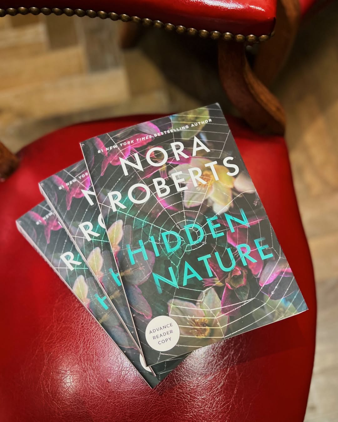 Nora Roberts volta a agitar as estantes com “Natureza Oculta”. Saiba tudo sobre o novo thriller de cortar a respiração