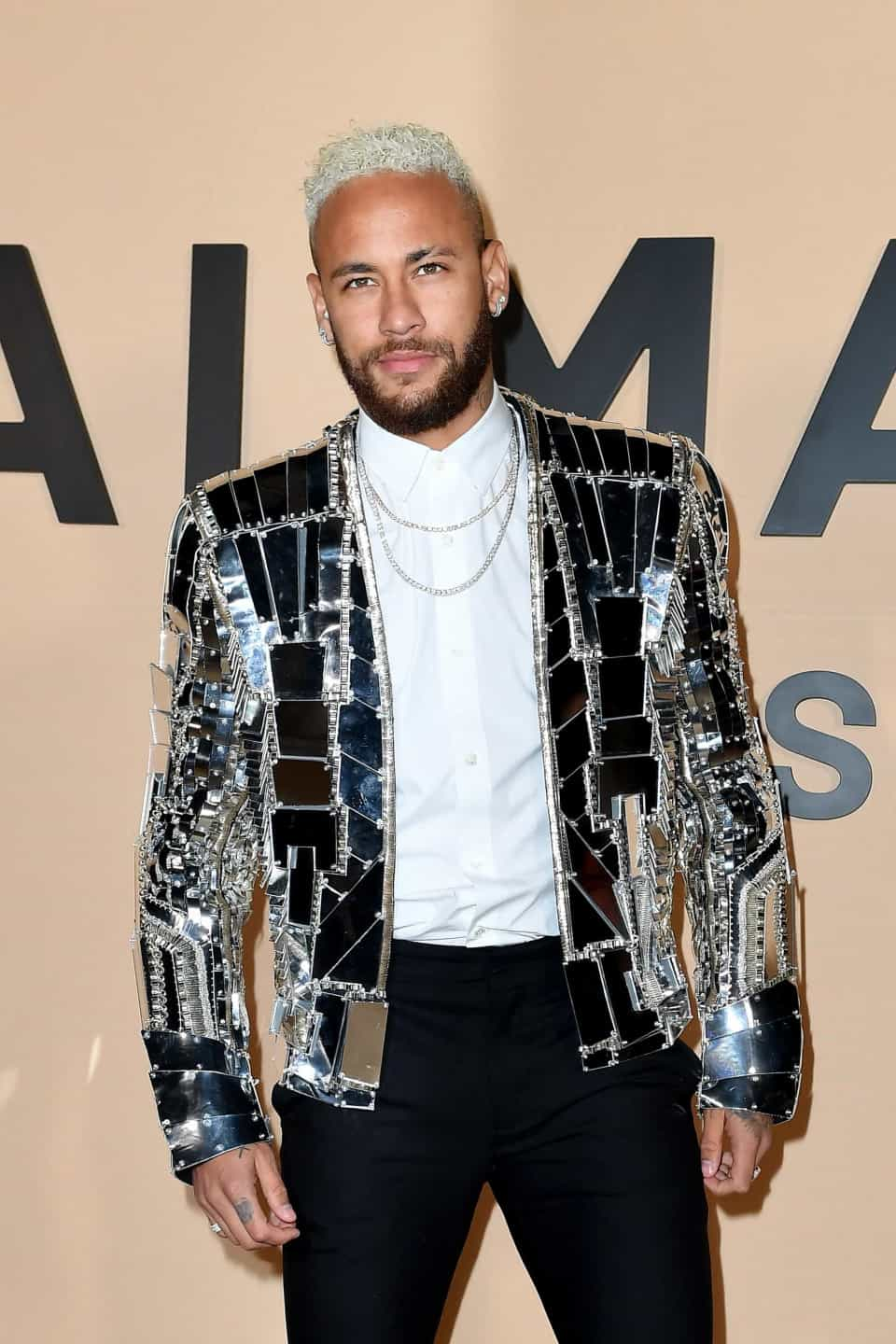 Neymar ousa com blazer espelhado na Semana da Moda de Paris Estilos