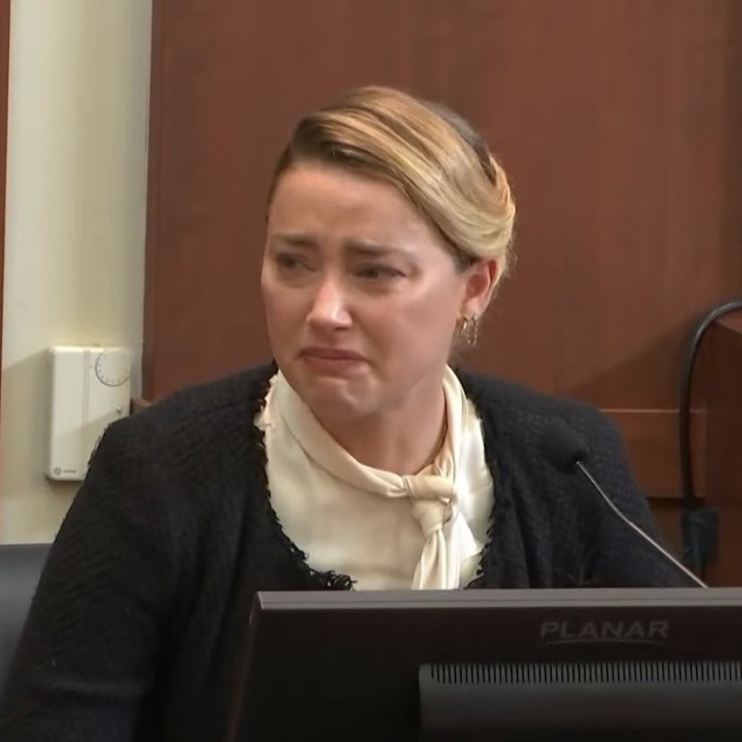 Entre pontapés e ameaças, Amber Heard diz que Depp a agrediu sexualmente com uma garrafa de vidro