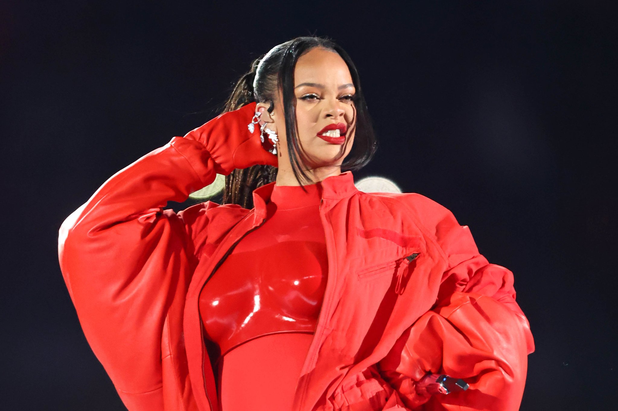 Rihanna foi à Super Bowl carregada de Fenty Beauty. Descubra os produtos de maquilhagem que a cantora usou