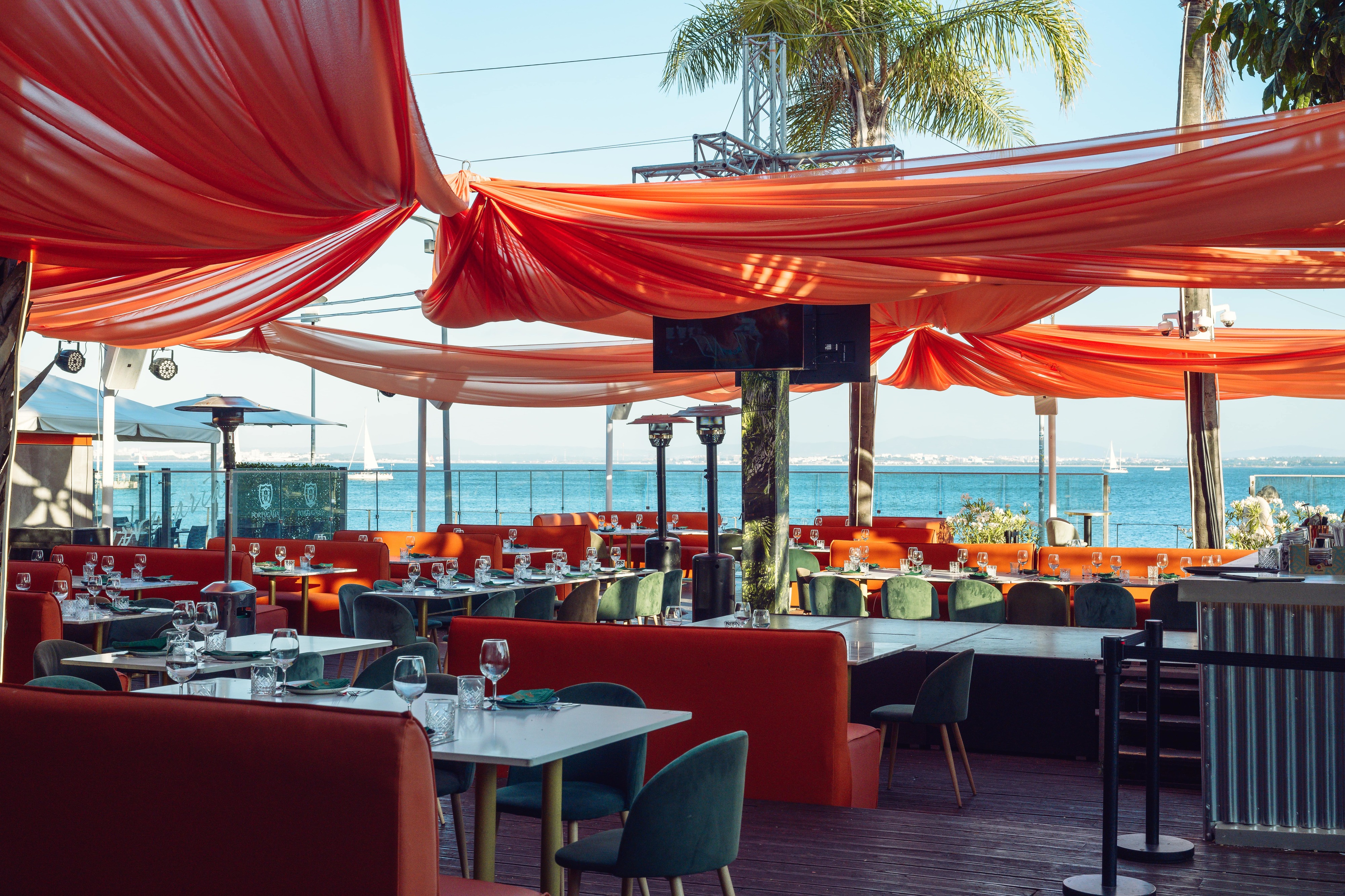 Dos espetáculos ao vivo à boa comida e bebida, este spot à beira-rio é perfeito para qualquer tipo de evento