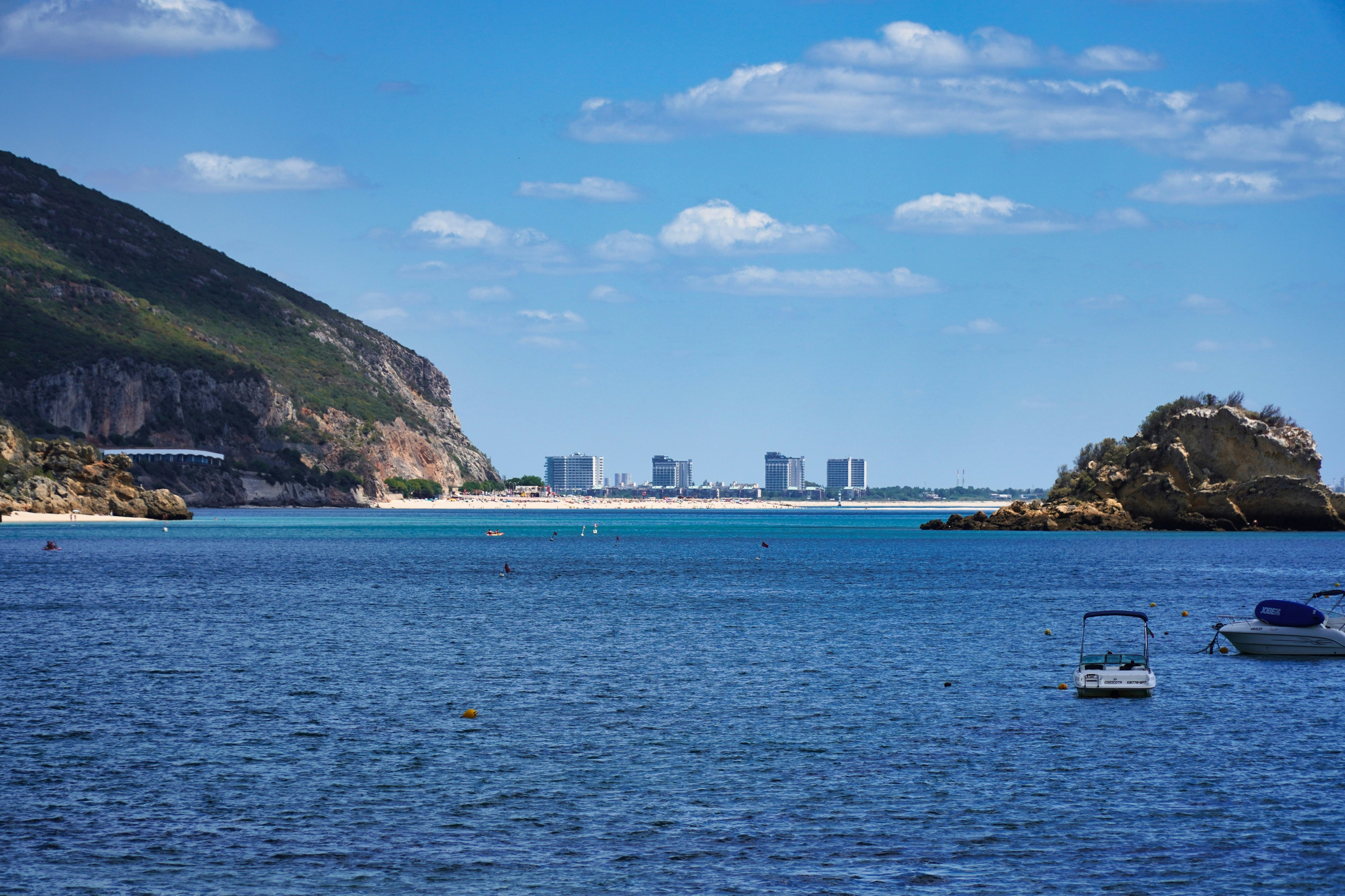 Buscas em Tróia retomadas na manhã desta segunda-feira. Dois ocupantes do barco continuam desaparecidos