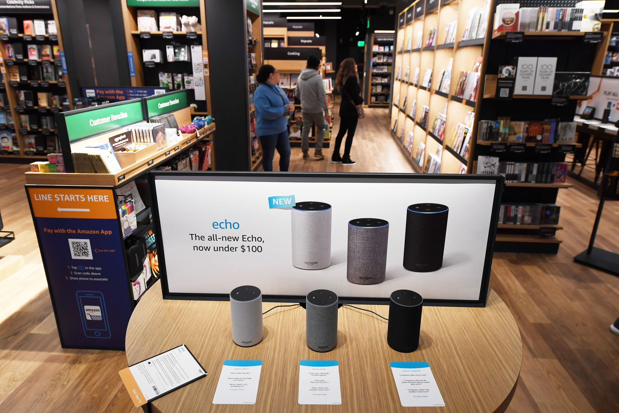 Adolescentes chineses fazem turnos noturnos e horas extra para fabricar dispositivos da Amazon