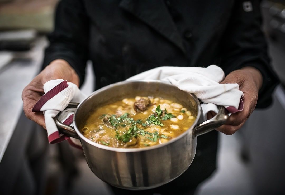 Da tradicional à brasileira, é tempo de aquecer o corpo com feijoada nestes 7 restaurantes