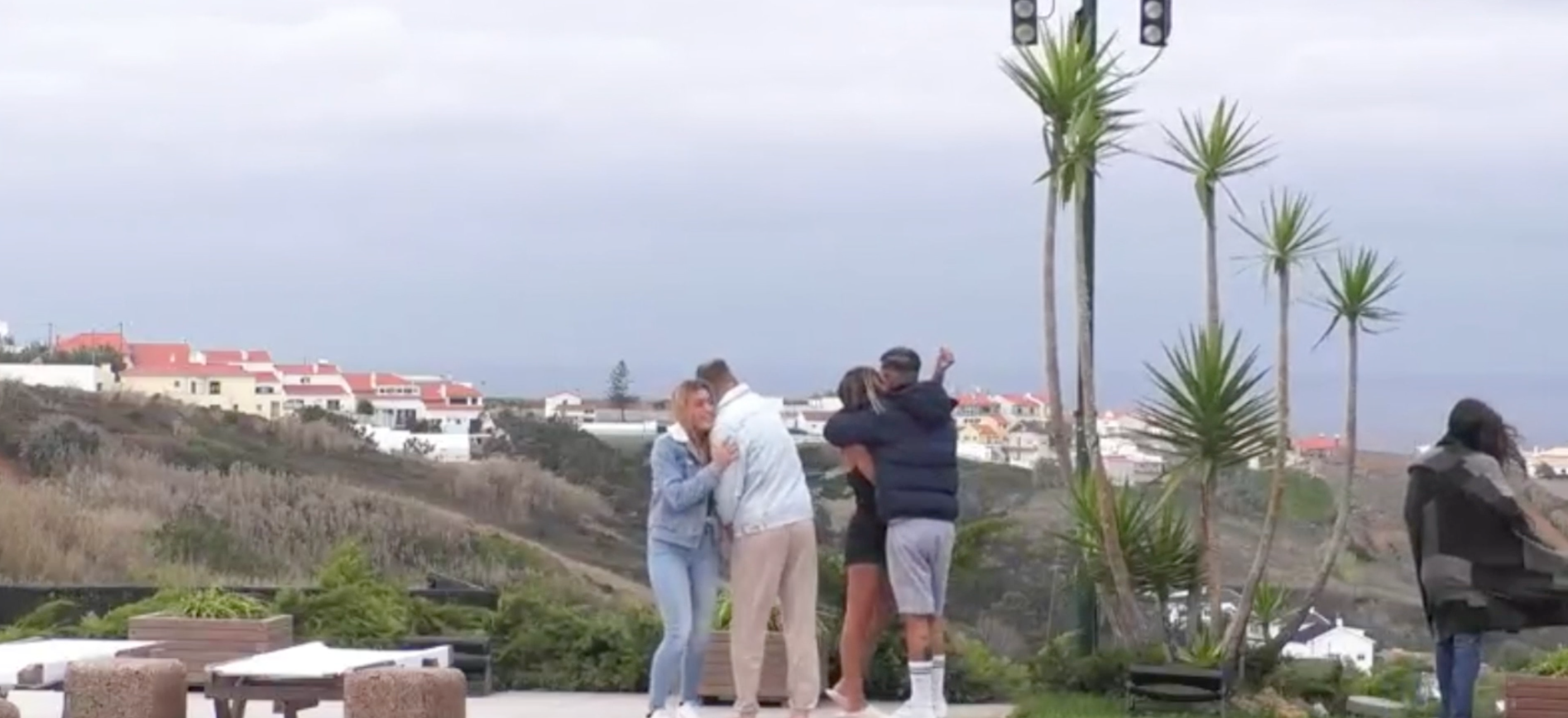 Concorrentes do “Big Brother” em êxtase depois de muro do jardim ter sido derrubado: “Vamos poder ver o pôr do sol”