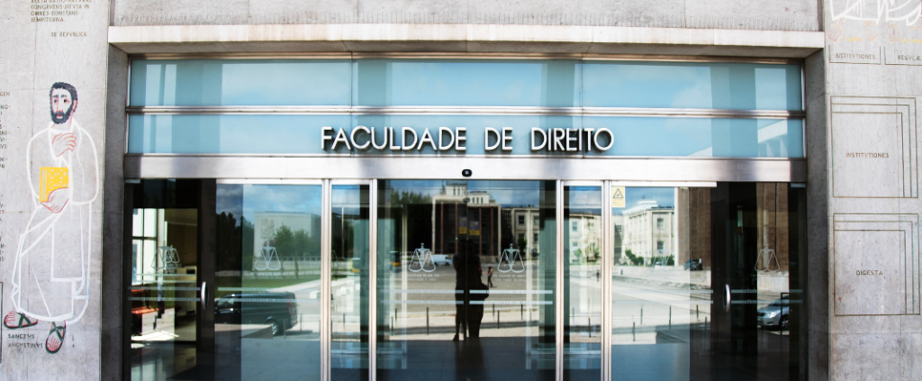 Professor de Direito arguido em caso de violência doméstica compara feminismo a racismo