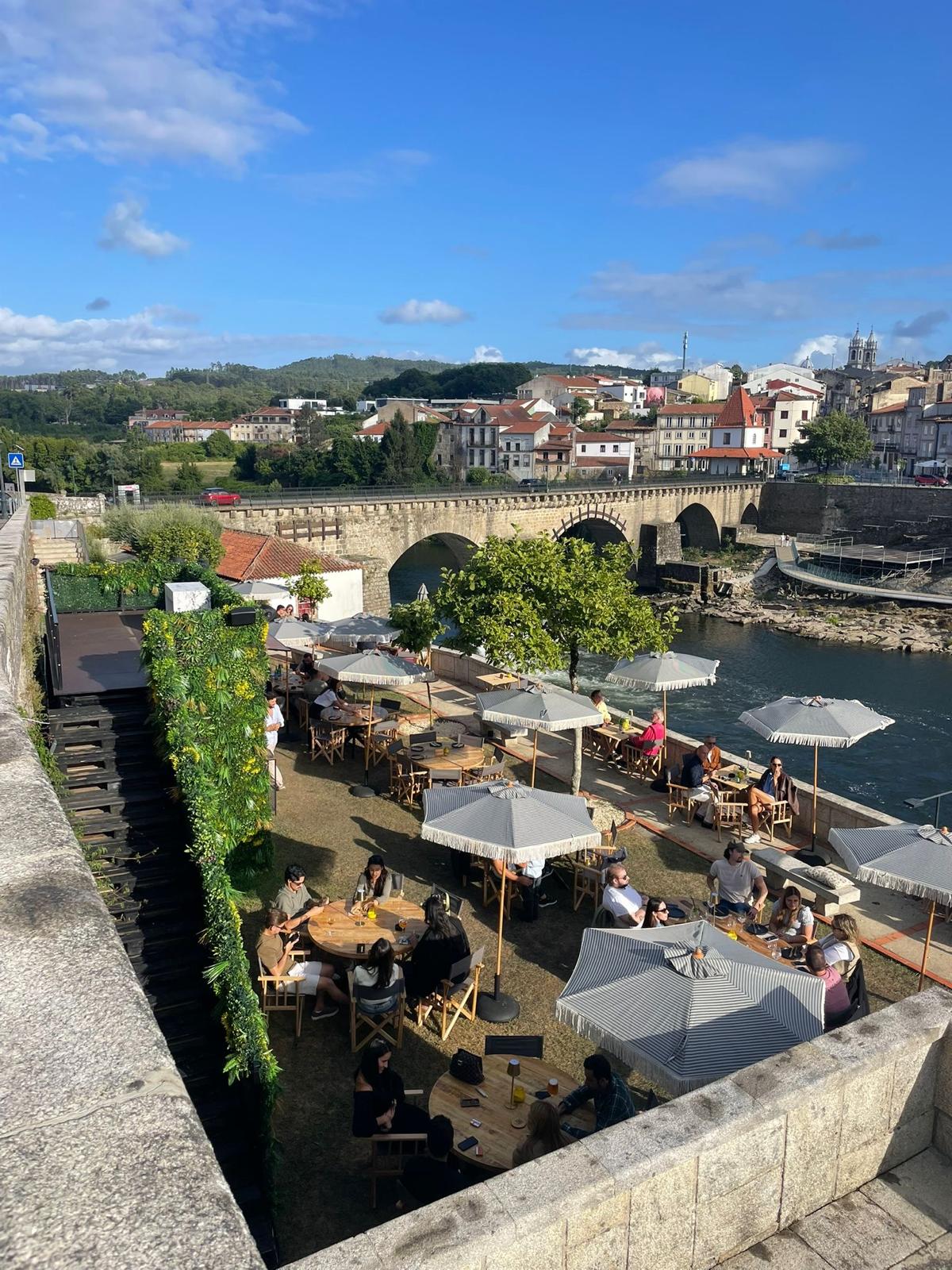 Neste novo terraço pode degustar tapas e cocktails junto ao rio, com DJ e uma zona lounge