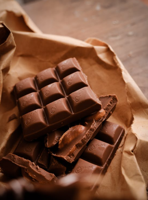 Mulher encontra caixa de chocolate com quase 100 anos debaixo do soalho de casa