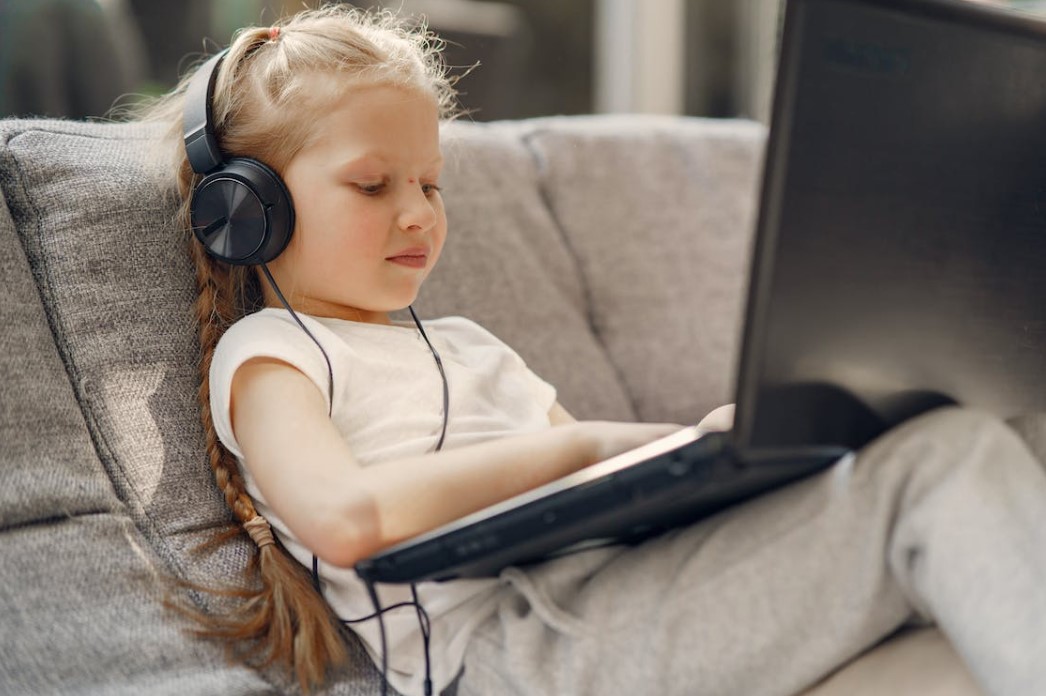 Crianças desde os 4 anos e jovens passam 2 meses por ano em frente aos ecrãs (principalmente no TikTok)