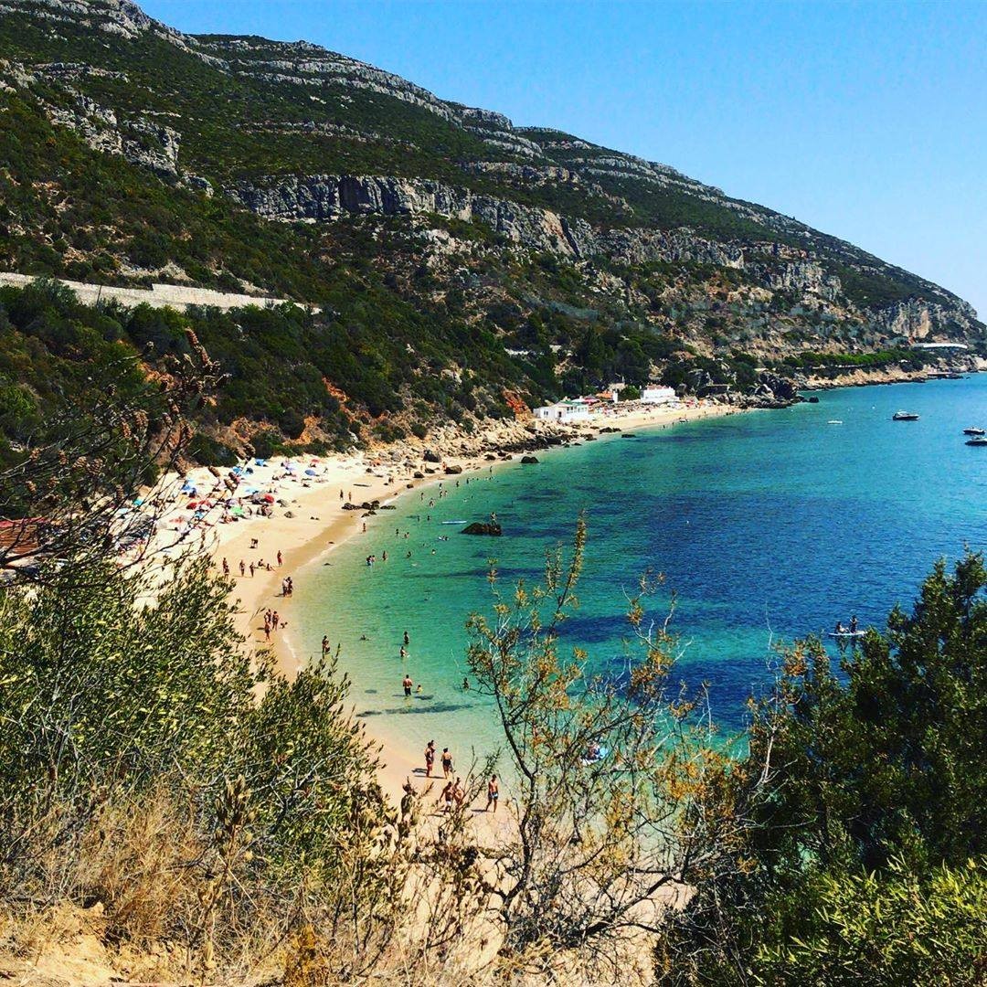 Sem planos para as férias? Vai querer conhecer uma das praias mais bonitas da Europa (que fica só a uma hora de Lisboa)