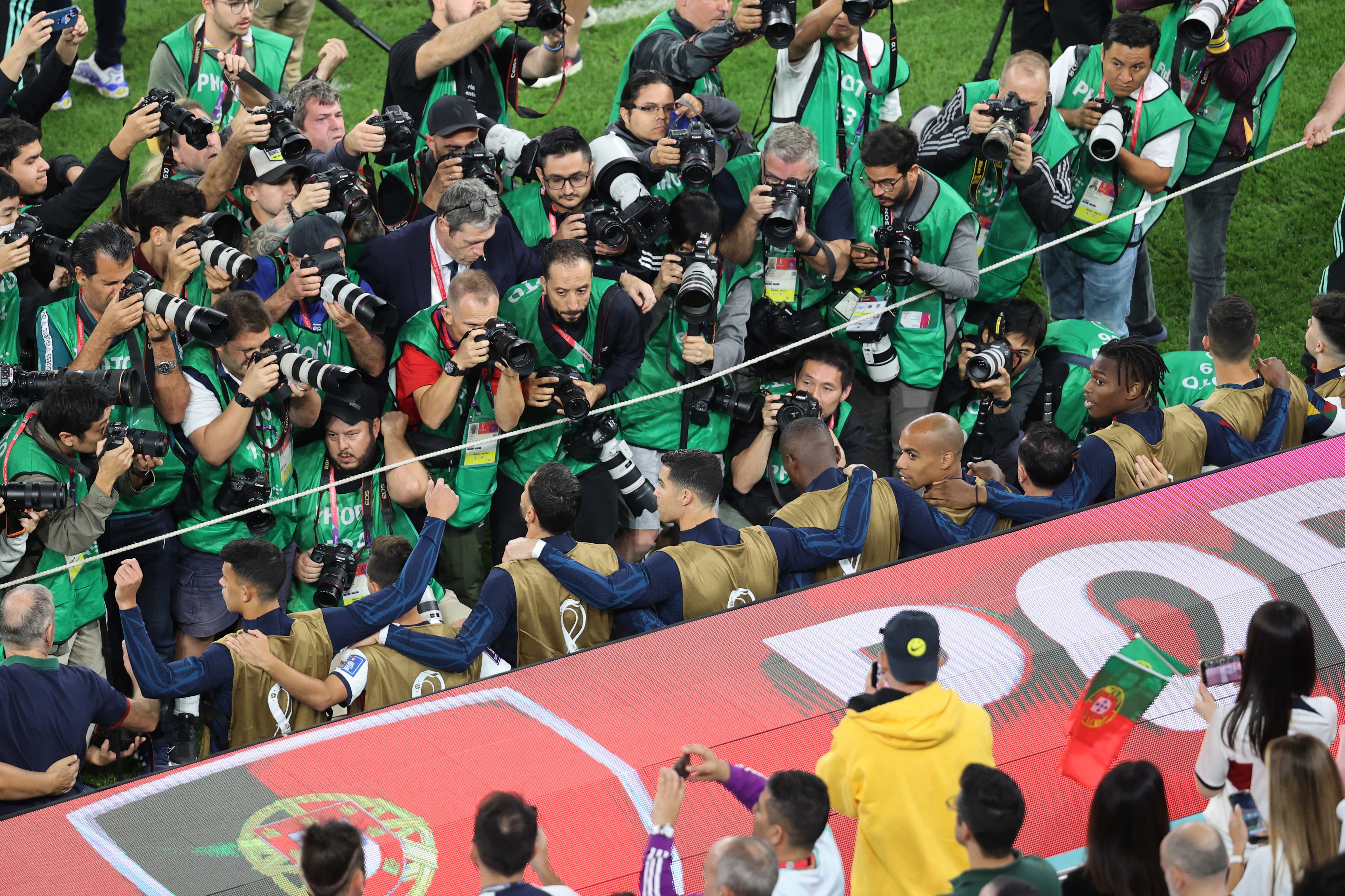 Copa 2022: fotógrafos 'ignoram' Portugal por CR7 no banco