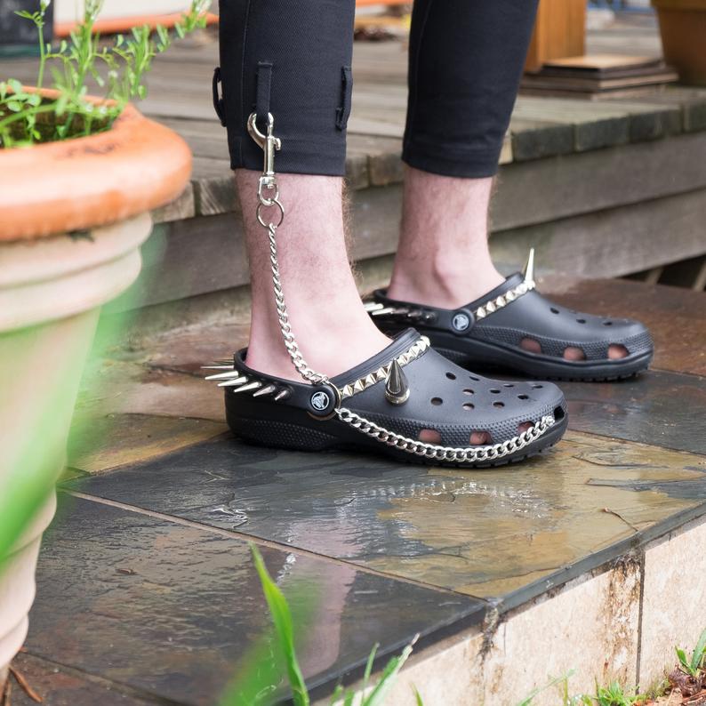 Goth Crocs. Com pregos e correntes, o novo design das Crocs está a dar que falar