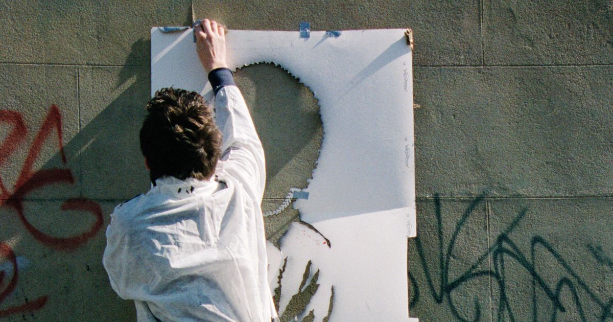 Fotos inéditas mostram Banksy a trabalhar — mas a sua identidade permanece uma incógnita