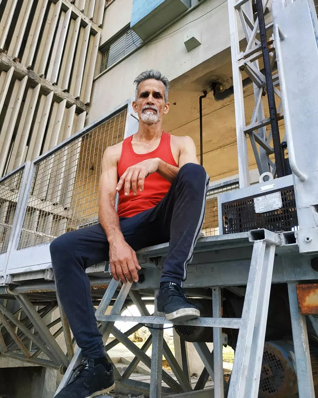 Tem quase 60 anos, é atleta de parkour e faz furor nas redes sociais. Veja o vídeo surpreendente