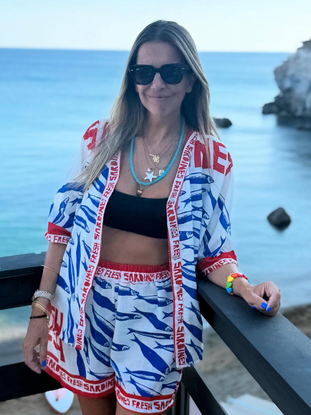 Vista os Santos Populares como A Pipoca Mais Doce com este conjunto cheio de sardinhas. Saiba de onde é