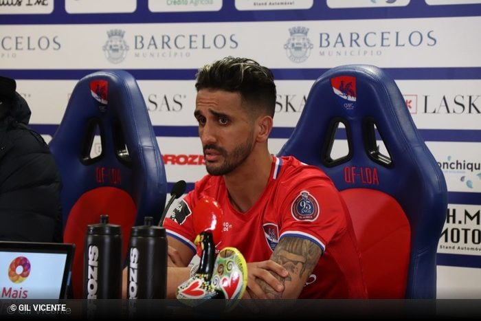 Ex-jogador do Sporting agride mulher, escapa à pulseira eletrónica e foge de Portugal. Casal tem 3 filhos