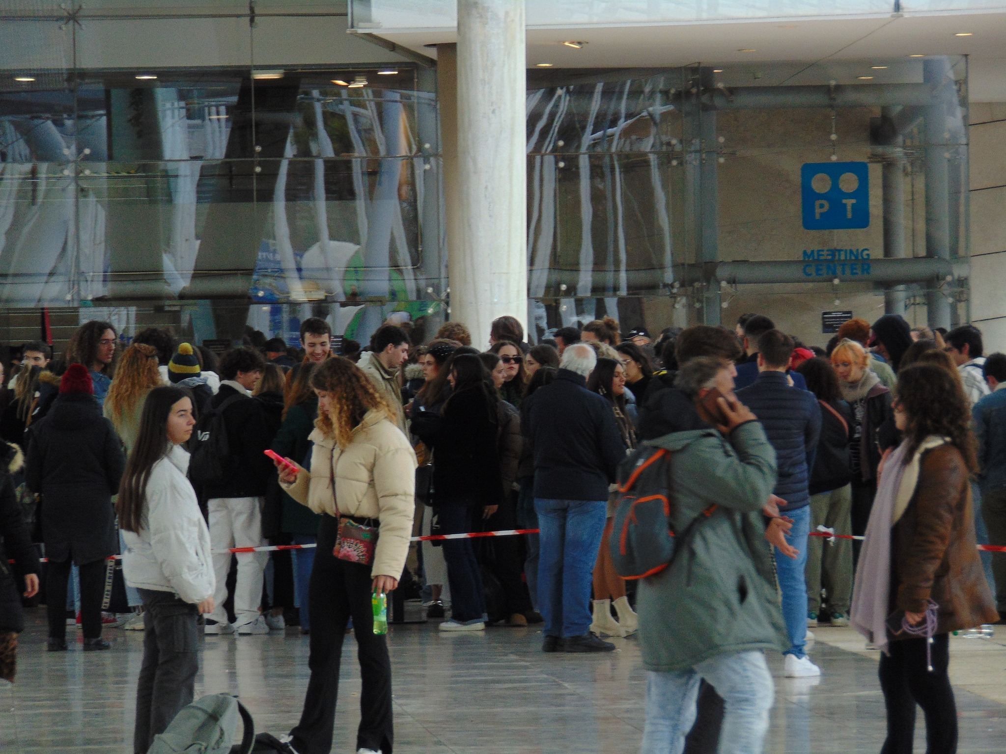 Dormir ao relento, lágrimas e o mito do bilhete dourado. Como foi o casting dos “Morangos”? Veja os vídeos