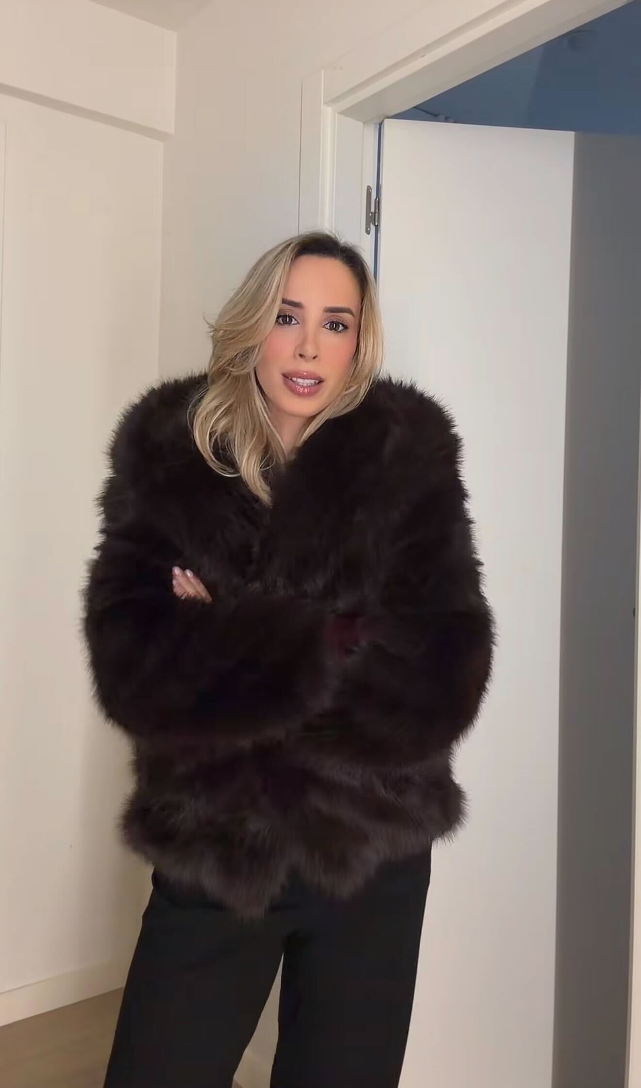 Helena Coelho está rendida a este casaco de pelo de 44€. Saiba onde encontrá-lo (antes que esgote)