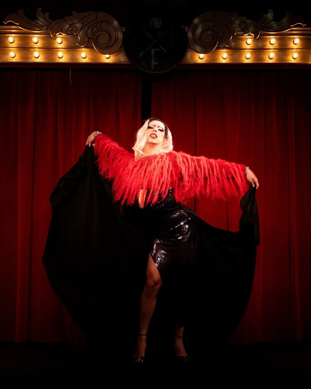 Agarre nas ombreiras e nas peças néon. Esta noite de cabaret extravagante vai ser dedicada aos anos 80