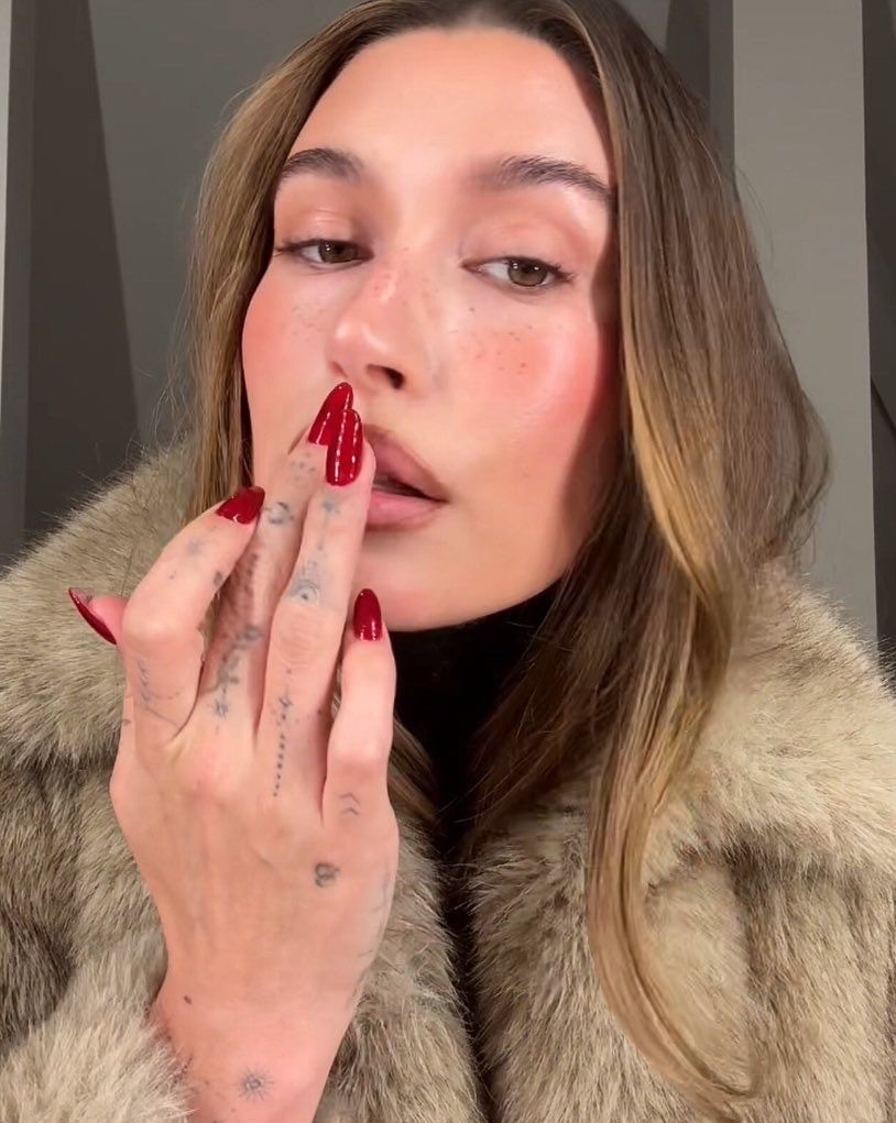 Hailey Bieber tem sempre as unhas impecáveis. Inspire-se nestas 22 fotografias das manicures da influenciadora