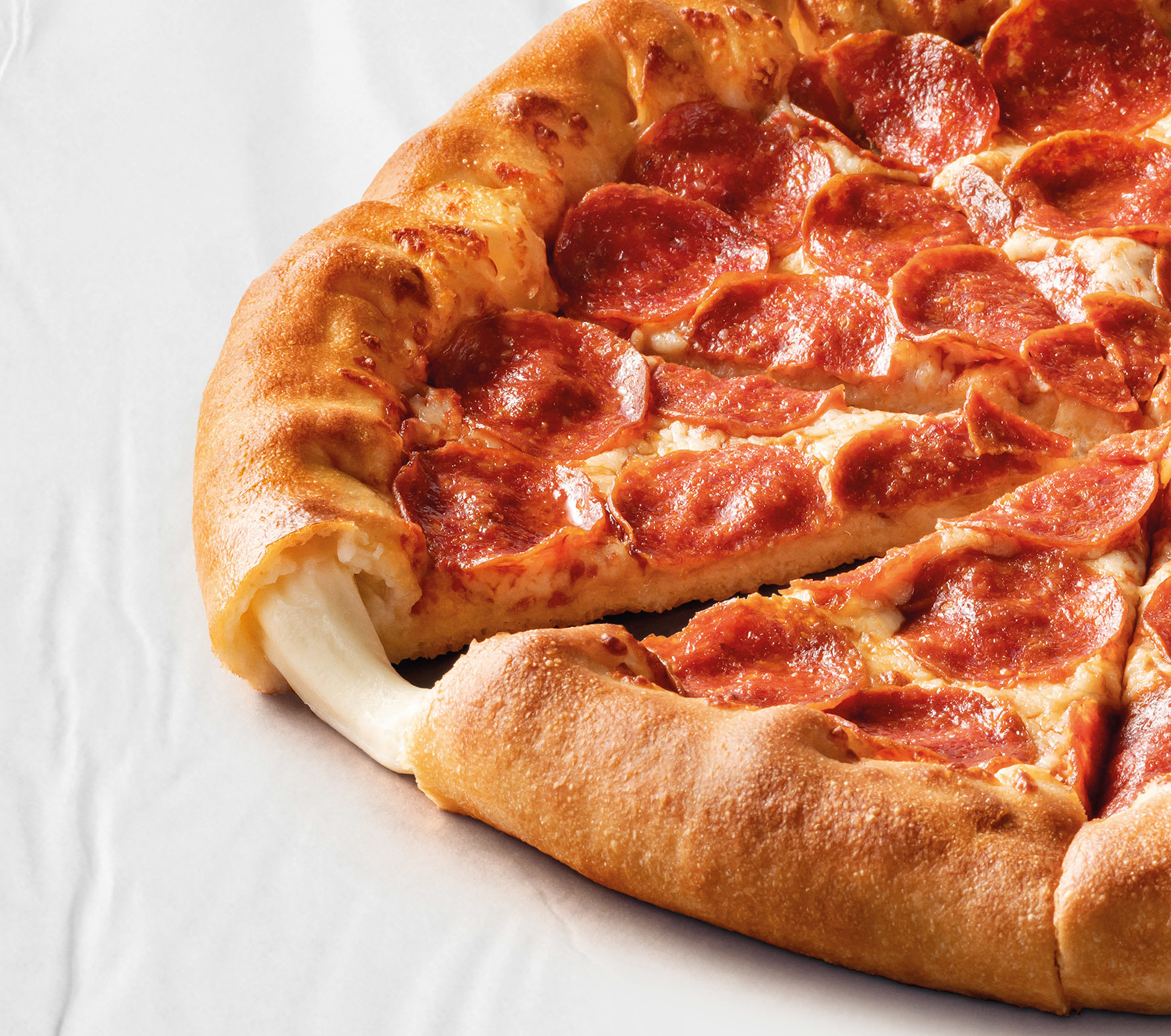 Mais é melhor. Pizza Hut lança pizza com recheio de 3 queijos no rebordo (e já estamos a babar)