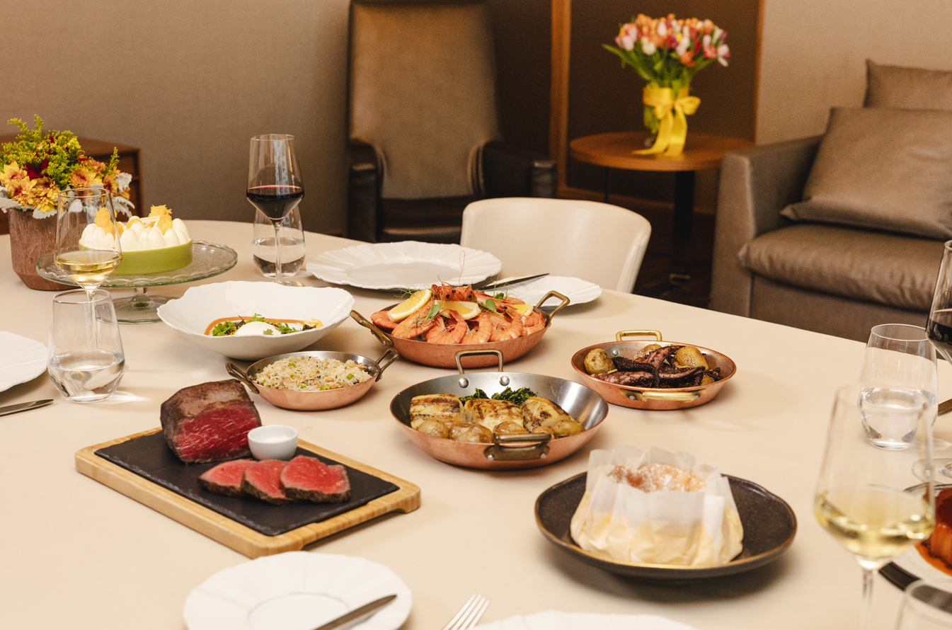 Este hotel de 5 estrelas monta-lhe uma mesa de Páscoa de luxo em casa. Saiba quanto custa