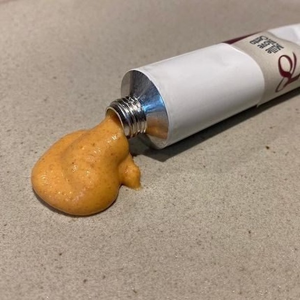 Lasanha num tubo de pasta de dentes ou num chupa-chupa. Este chef brinca em serviço